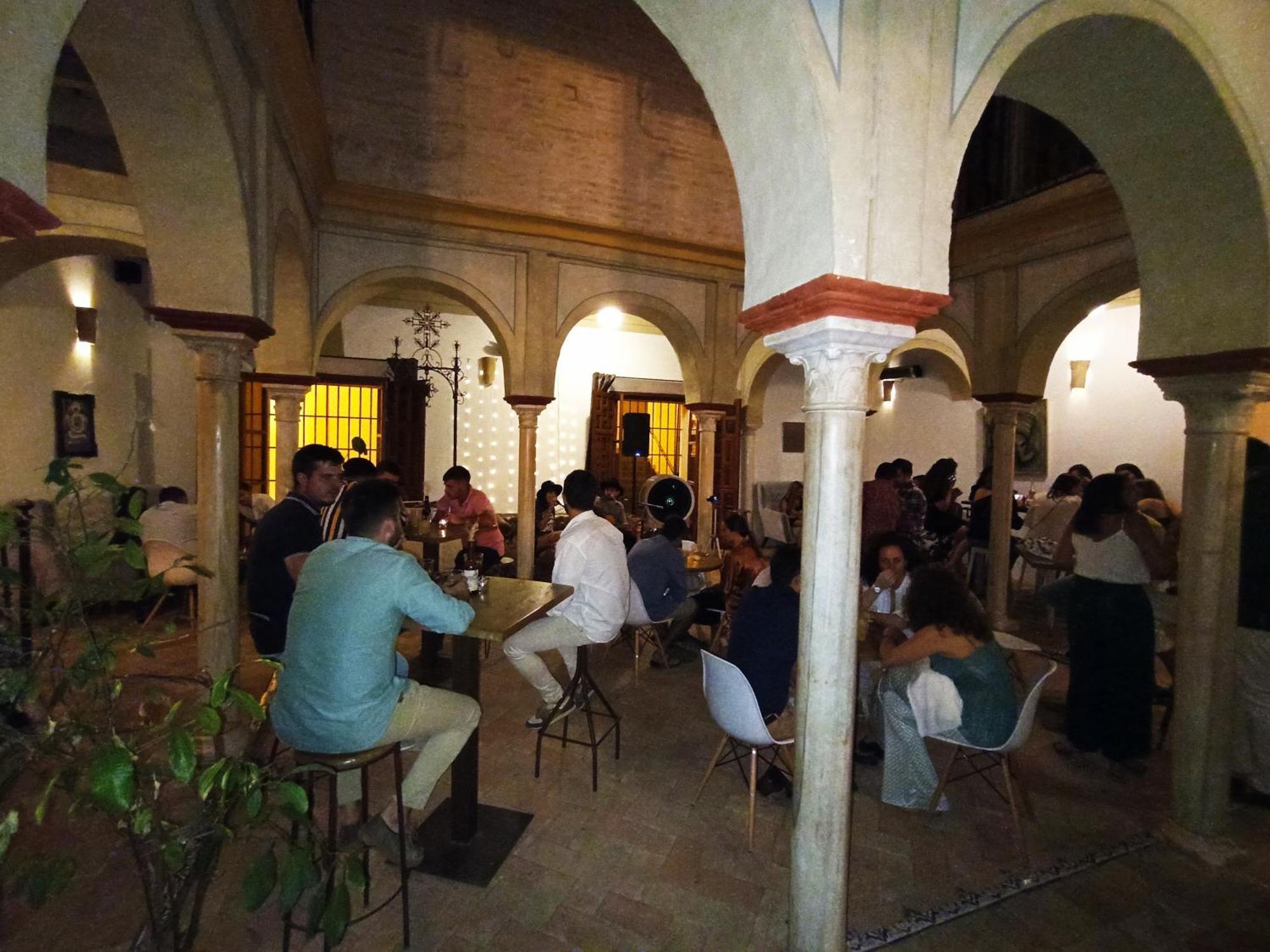 Hostal Cafe Frenteabastos Carmona  Buitenkant foto